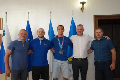 (VIDEO in FOTO) Župan Klugler sprejel Aleksa Krivca, ki je Slovenijo zapisal v zgodovino